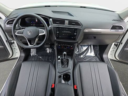Used 2024 Volkswagen Tiguan SE w/ Panoramic Sunroof Package FWD image 10