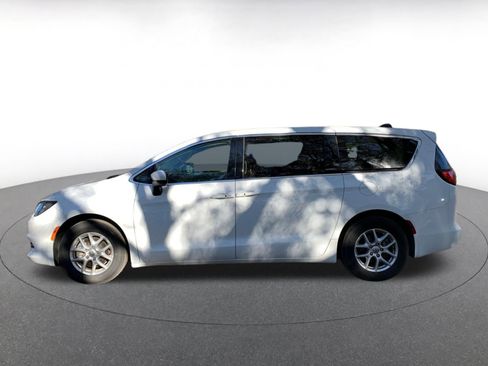 Used 2022 Chrysler Voyager LX image 4