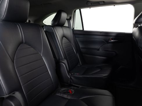 Used 2022 Toyota Highlander XLE FWD image 27
