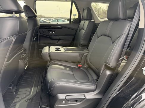 Used 2025 Honda Pilot Touring image 11