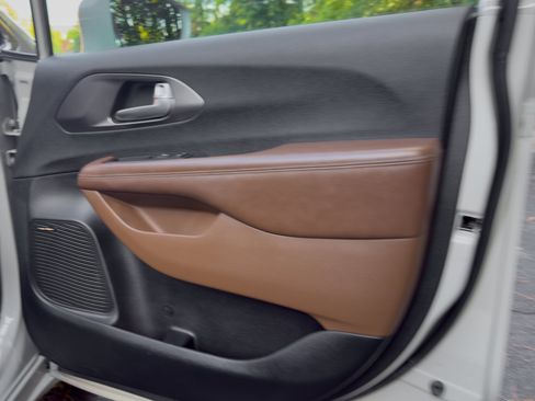 Used 2017 Chrysler Pacifica Limited FWD image 32