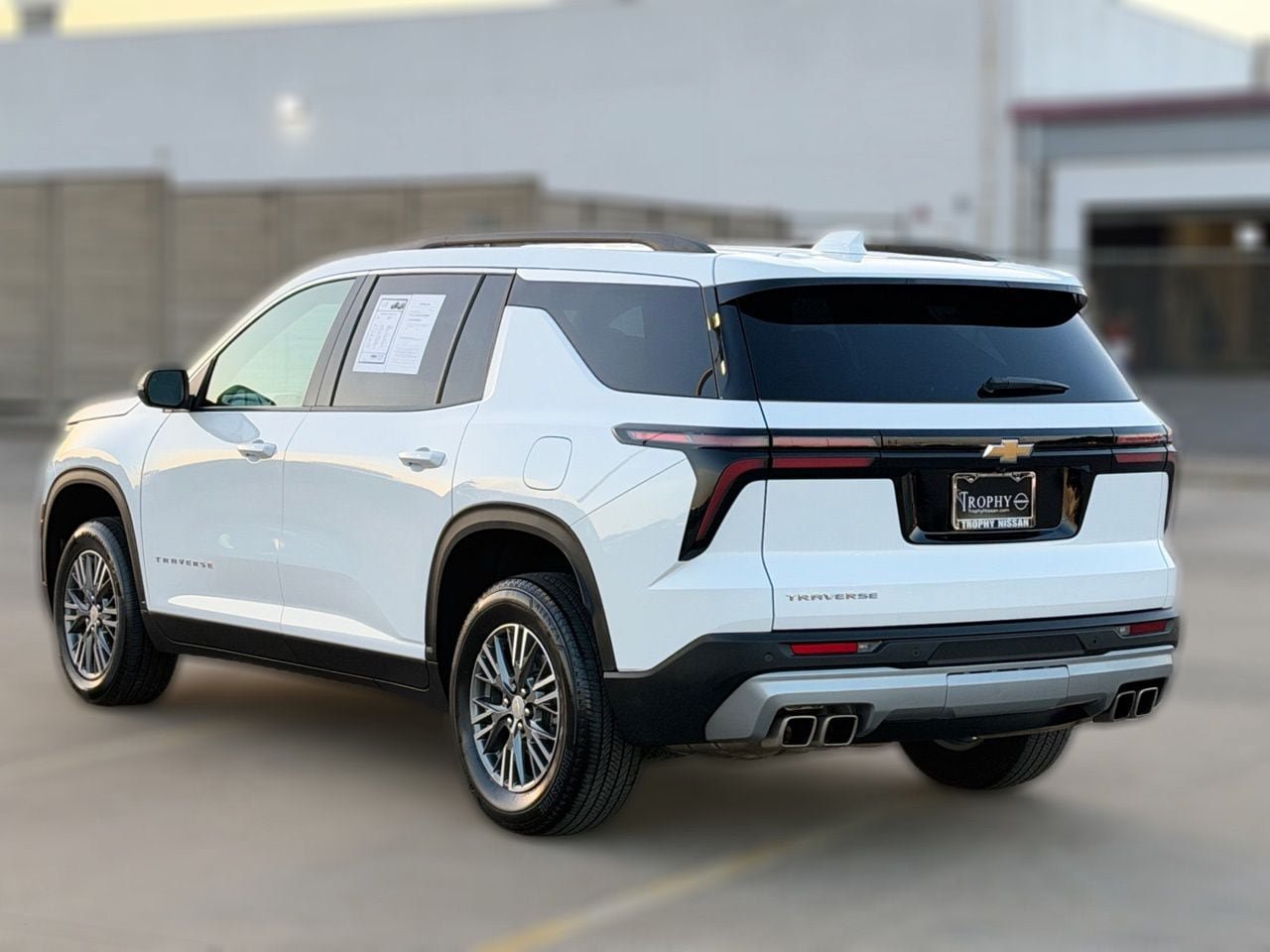 Used 2025 Chevrolet Traverse LT FWD image 6