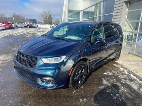 Used 2022 Chrysler Pacifica Touring-L w/ S Appearance Package image 2