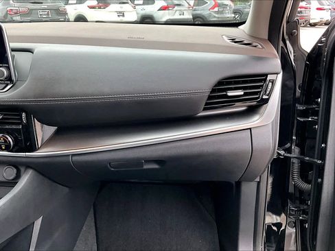 Used 2023 Nissan Rogue SV image 18