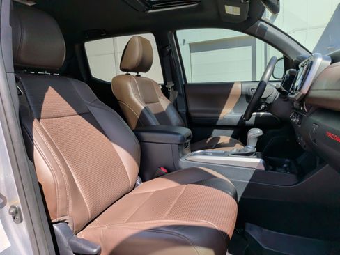 Used 2018 Toyota Tacoma Limited image 34