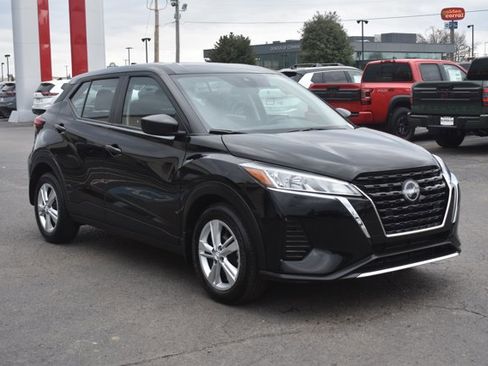 Used 2025 Nissan Kicks Play S image 3