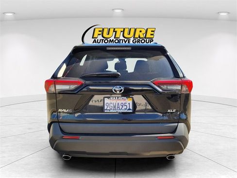 Used 2021 Toyota RAV4 XLE image 5