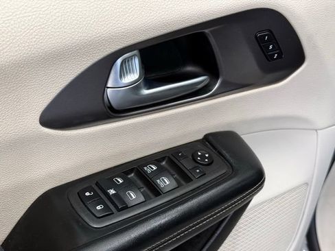 Used 2022 Chrysler Pacifica Touring-L FWD image 15