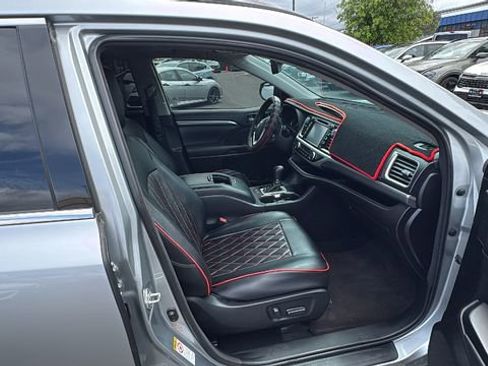 Used 2018 Toyota Highlander FWD V6 image 14