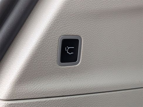 Used 2022 Chrysler Pacifica Limited w/ Uconnect Theater Family Group image 8