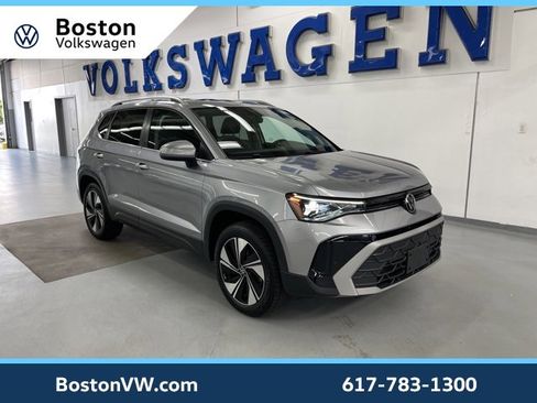 Used 2025 Volkswagen Taos SE w/ Panoramic Sunroof Package image 5