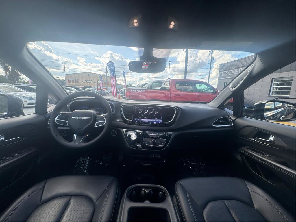 Used 2025 Chrysler Pacifica Select FWD image 19