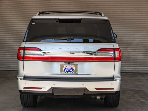 Used 2019 Lincoln Navigator Select w/ Technology Package RWD image 5