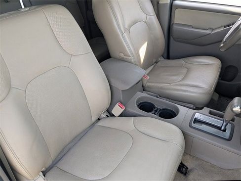 Used 2014 Nissan Frontier SL w/ SL Moonroof Package image 12