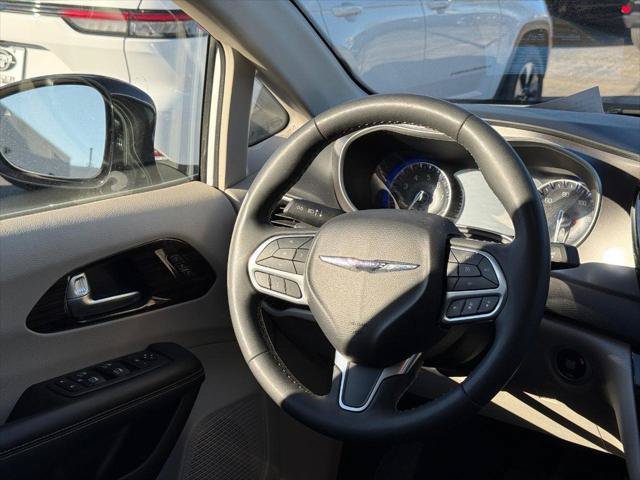Certified 2024 Chrysler Pacifica Touring-L FWD image 12