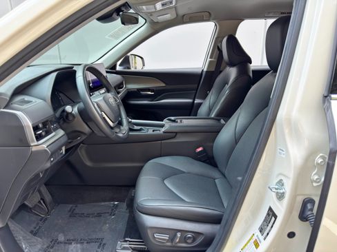 Used 2024 Toyota Grand Highlander AWD image 16