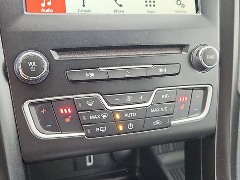 Used 2018 Ford Fusion SE w/ Equipment Group 201A image 9