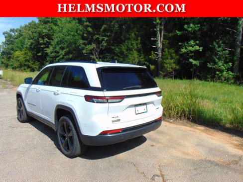 Used 2024 Jeep Grand Cherokee Limited w/ Black Appearance Package AWD/4WD image 7
