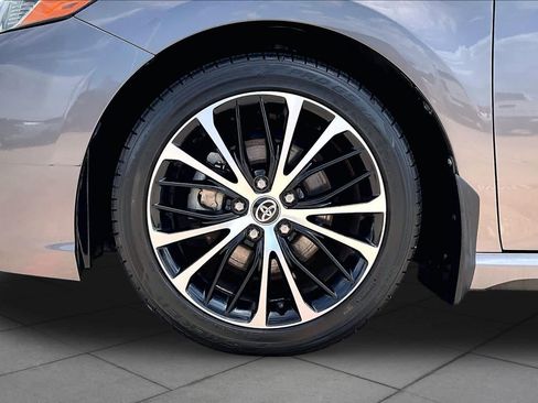 Used 2020 Toyota Camry SE FWD image 11