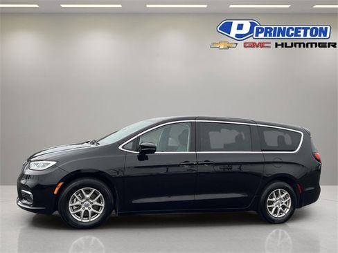 Used 2024 Chrysler Pacifica Touring-L image 4