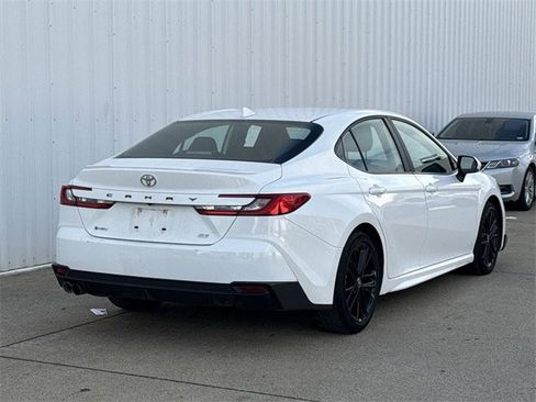 Used 2025 Toyota Camry SE image 4