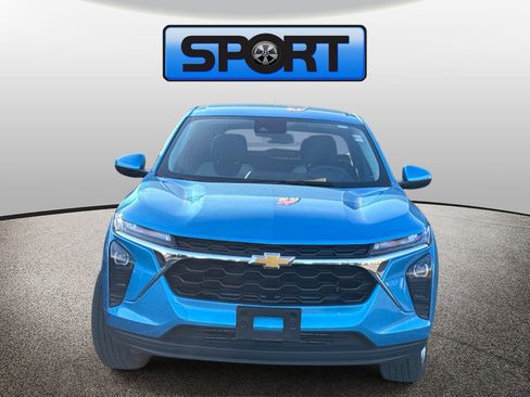 Used 2025 Chevrolet Trax LS w/ LS Convenience Package FWD image 2