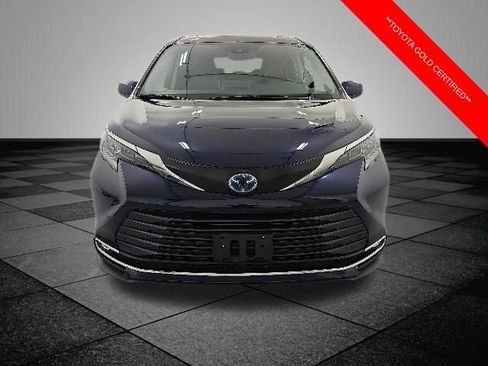 Used 2024 Toyota Sienna XLE FWD image 2