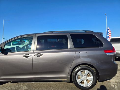 Used 2013 Toyota Sienna LE image 4