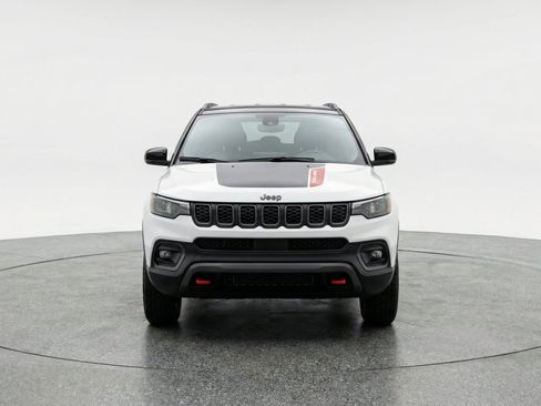 Used 2025 Jeep Compass Trailhawk AWD/4WD image 2