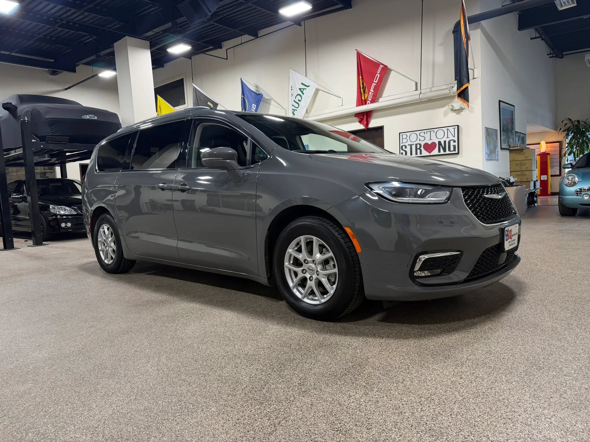 Used 2022 Chrysler Pacifica Touring-L FWD image 3