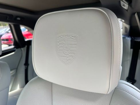 Certified 2023 Porsche Macan AWD/4WD image 21