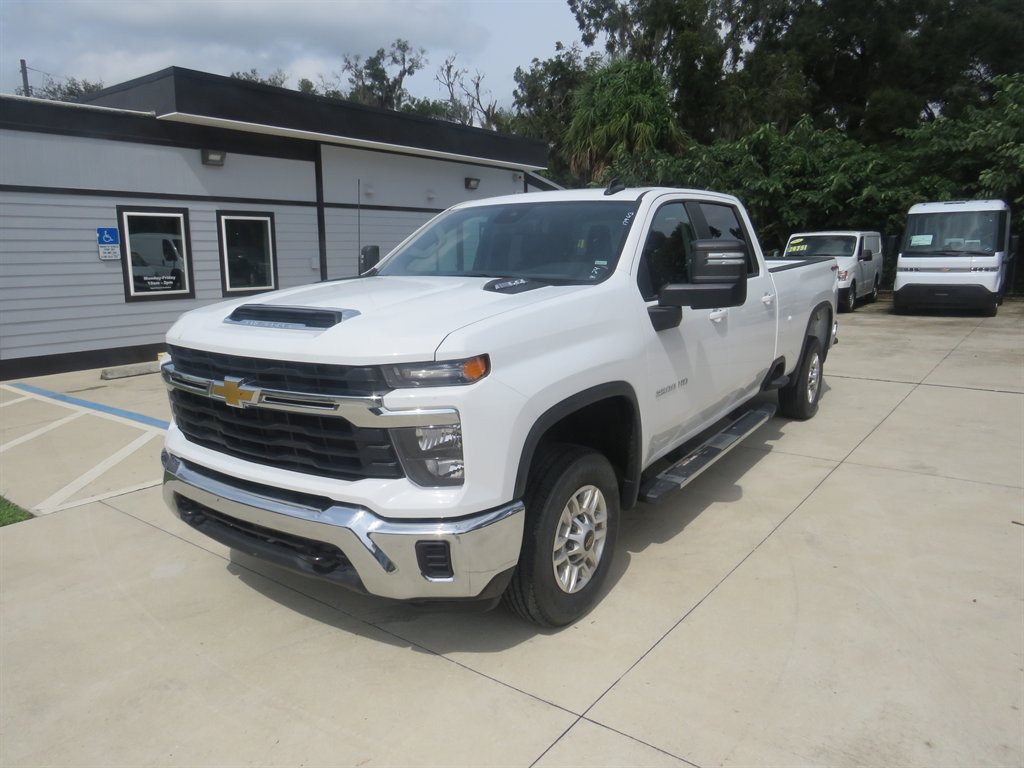 Used 2026 Chevrolet Silverado 2500 LT AWD/4WD image 3