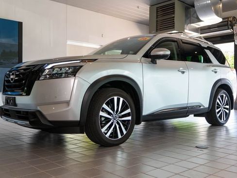 Used 2025 Nissan Pathfinder Platinum w/ Black Appearance Package AWD/4WD image 3