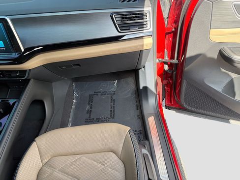 Used 2024 Volkswagen Atlas Cross Sport SE w/ Panoramic Sunroof Package FWD image 17