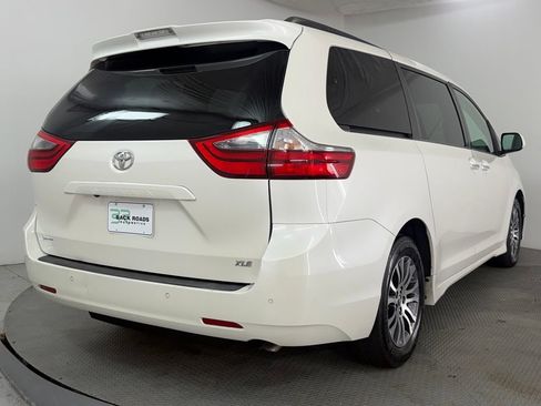 Used 2020 Toyota Sienna XLE w/ XLE Navigation Package FWD image 9