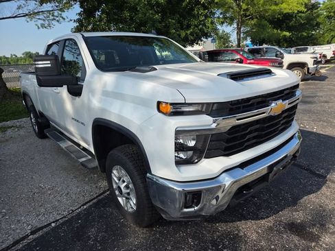 Used 2025 Chevrolet Silverado 2500 LT w/ Convenience Package AWD/4WD image 3