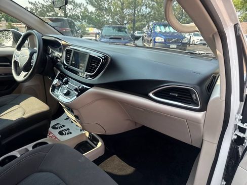 Used 2020 Chrysler Voyager L FWD image 32