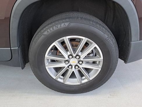 Used 2022 Chevrolet Traverse LT FWD image 34