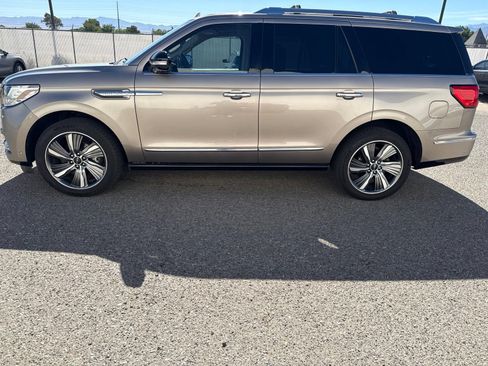 Used 2019 Lincoln Navigator Select w/ Technology Package RWD image 2