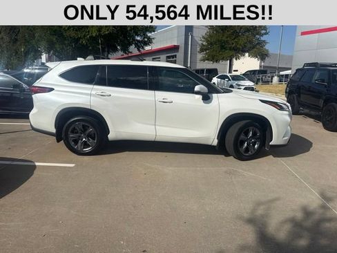 Used 2021 Toyota Highlander LE FWD image 2