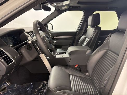 New 2026 Land Rover Discovery Dynamic SE image 11