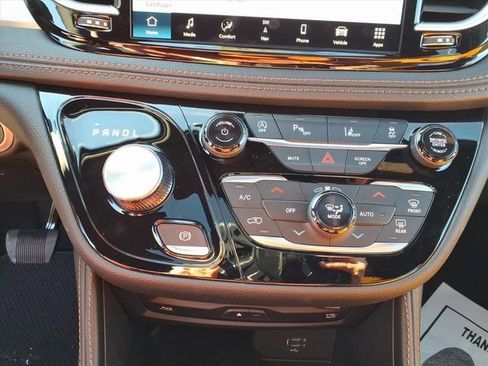 New 2026 Chrysler Pacifica Pinnacle image 18