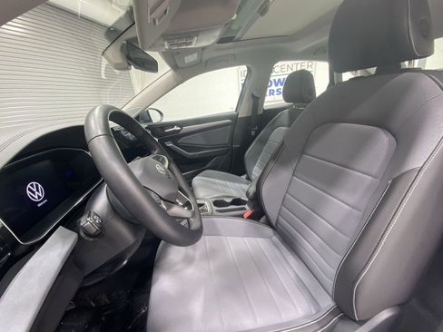 Used 2025 Volkswagen Jetta SE FWD image 11