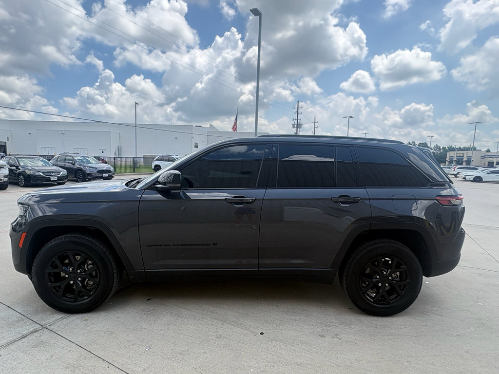Used 2025 Jeep Grand Cherokee Altitude RWD image 5