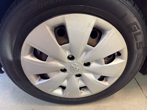 Used 2011 Toyota Yaris 4-Door Hatchback w/ Convenience Pkg FWD image 32