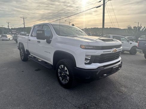 Used 2024 Chevrolet Silverado 2500 Custom w/ Custom Value Package AWD/4WD image 3