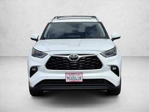 Used 2023 Toyota Highlander XLE AWD/4WD image 3