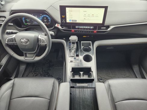 Used 2025 Toyota Sienna XLE Woodland Edition image 29