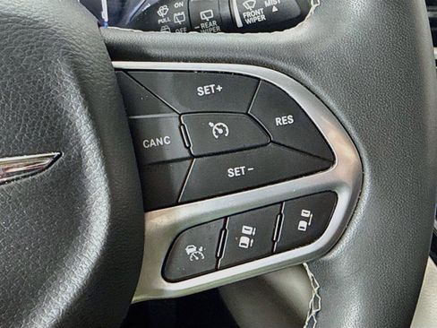 Used 2024 Chrysler Pacifica Touring-L FWD image 9