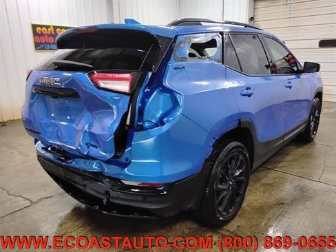Used 2024 GMC Terrain SLT w/ Infotainment Package II image 3
